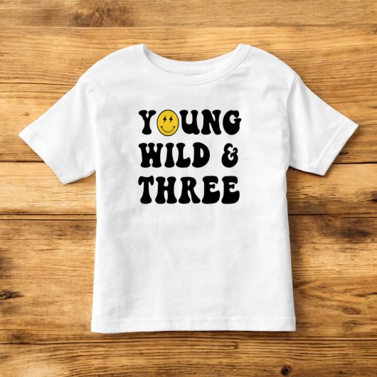 若くてワイルドで3人の男の子の3歳の誕生日シャツ トドラーTシャツ