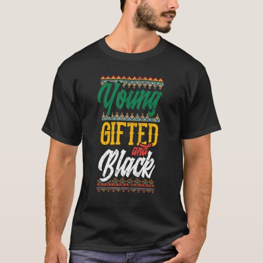 若くて黒人であることを誇りに思う アフリカ系アメリカ人の遺産 Tシャツ (正面)