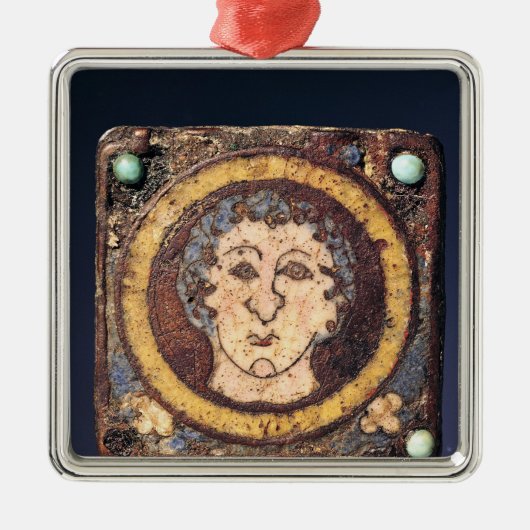 若者の顔を搭載する腓骨 メタルオーナメント (正面)