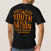 若者への投資 – 国家動機の構築 Tシャツ (裏面)