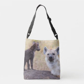 若者1を持つハイエナ クロスボディバッグ (裏面)