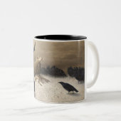 苦しみ：死んだ子羊の羊 ツートーンマグカップ (正面右)