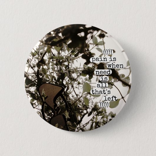 苦痛は残っている必要性がすべてであるときです 缶バッジ (正面)