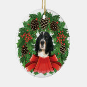 英国のスプリンガースパニエルのクリスマスの休日のリース セラミックオーナメント (右)