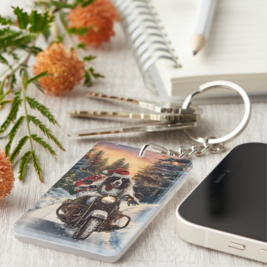 英国のセッタードッグにオートバイクリスマスに乗る キーホルダー (正面右)