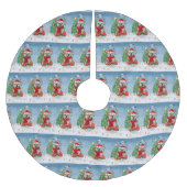 英国のブルドッグが雪の中、クリスマスプレゼントを投げる ブラッシュドポリエステルツリースカート (正面)