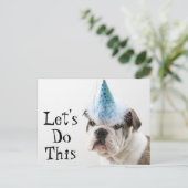 英国のブルドッグの子犬がパーティー帽子を被る インビテーションポストカード (スタンド正面)