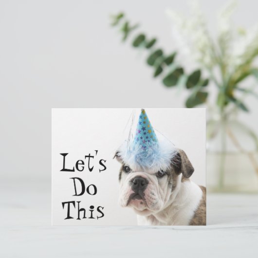 英国のブルドッグの子犬がパーティー帽子を被る インビテーションポストカード (スタンド正面)