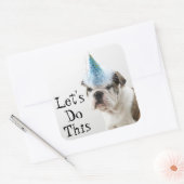 英国のブルドッグの子犬がパーティー帽子を被る スクエアシール (封筒)