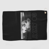 英国のブルドッグ子犬の社会的距離の移動遠くに ゴルフタオル (横)