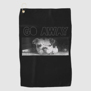 英国のブルドッグ子犬の社会的距離の移動遠くに ゴルフタオル