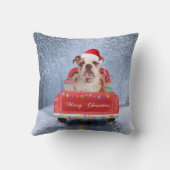 英国のブルドッグ雪のクリスマストラックに座って クッション (裏面)