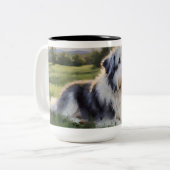 英国の牧羊犬が野原に横たわっている ツートーンマグカップ (正面左)