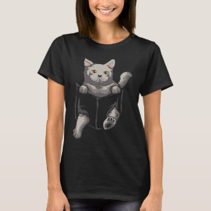 英国の短毛種の猫が袋に入って座っています I 猫 Tシャツ