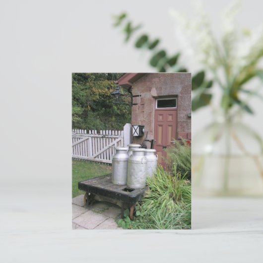 英国サマセット州ストグンバー駅に牛乳瓶が集まる ポストカード (スタンド正面)