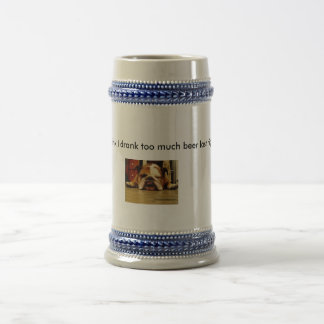 英国ブルドッグ、私は私を飲みましたたくさんのビールを…考えます ビールジョッキ