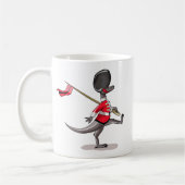 英国警備員の服を着たラプター。 コーヒーマグカップ (左)