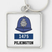英国警察の巡査ヘルメット – 番号と名前の追加 キーホルダー (正面)
