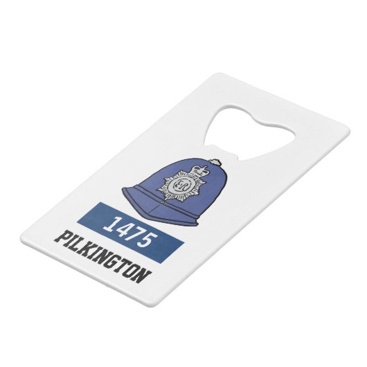 英国警察の巡査ヘルメット – 番号と名前の追加 クレジットカード栓抜き (正面アングル)