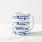 英国警察官が現場を横切らない コーヒーマグカップ (正面右)