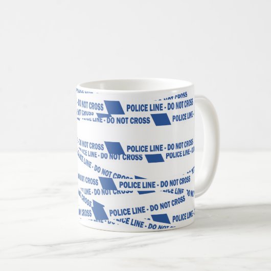 英国警察官が現場を横切らない コーヒーマグカップ (正面右)