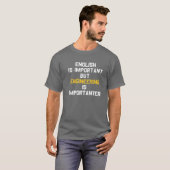 英語は重要だがエンジニアリングは重要 Tシャツ (正面フル)