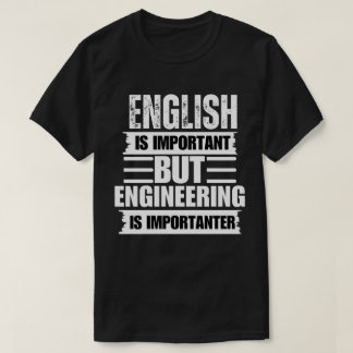 英語は重要だがエンジニアリングは重要 Tシャツ
