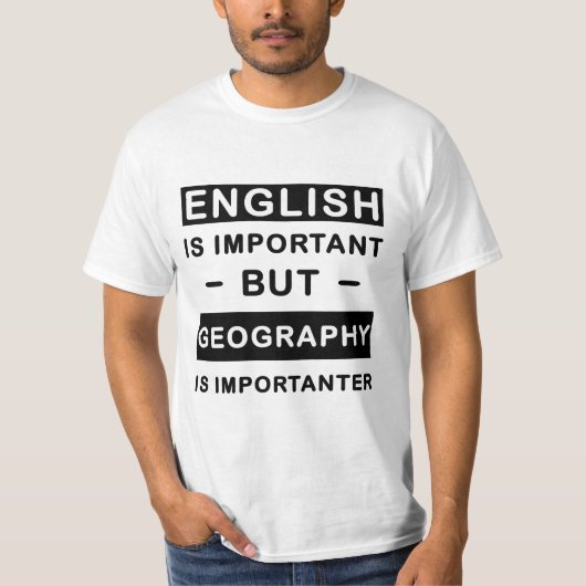 英語は重要だが地理は重要だ Tシャツ (正面)