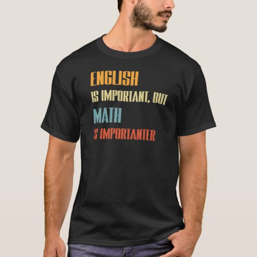 英語は重要だが数学は重要教えだ Tシャツ (正面)
