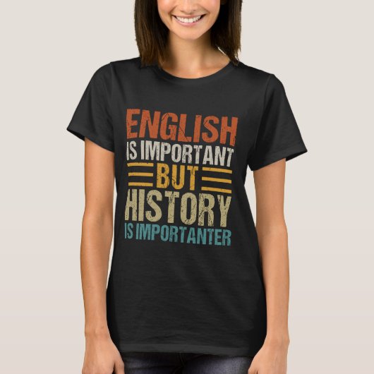 英語は重要だが歴史は重要だ Tシャツ (正面)