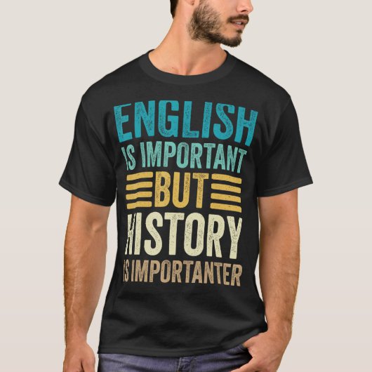 英語は重要だが歴史は重要だ Tシャツ (正面)