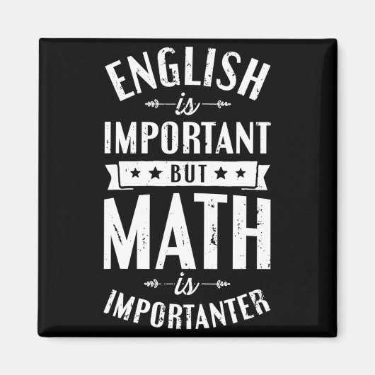 英語は重要だけど数学はもっと重要 Tシャツ マグネット (正面)