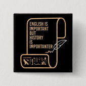 英語は重要だけど歴史はもっと重要 缶バッジ (正面)
