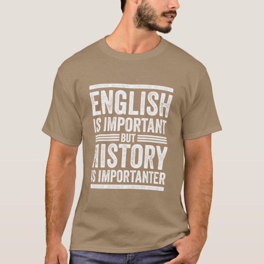 英語VS歴史、どっちが重要?面白い学校の家族 Tシャツ (正面)