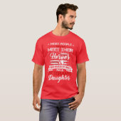 英雄に育てられました 自慢の退役軍人の娘 アメリカ Tシャツ (正面フル)