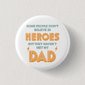 英雄の信じ人々が私のパパに会わない 缶バッジ (正面)