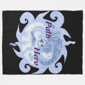 「英雄の道」エンブレム（タイトル付き） フリースブランケット (正面(横))