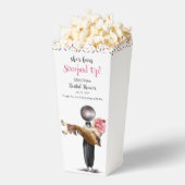 苺のアイスクリームを掬い上げられたブライダル フェイバーボックス (はじけた状態)