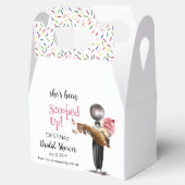 苺のアイスクリームを掬い上げられたブライダル フェイバーボックス (オープン)