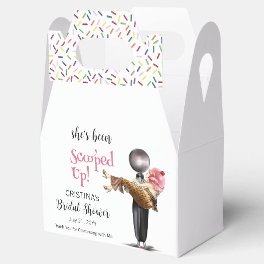 苺のアイスクリームを掬い上げられたブライダル フェイバーボックス (オープン)