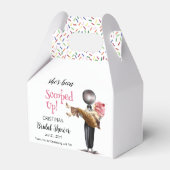 苺のアイスクリームを掬い上げられたブライダル フェイバーボックス (正面サイド)