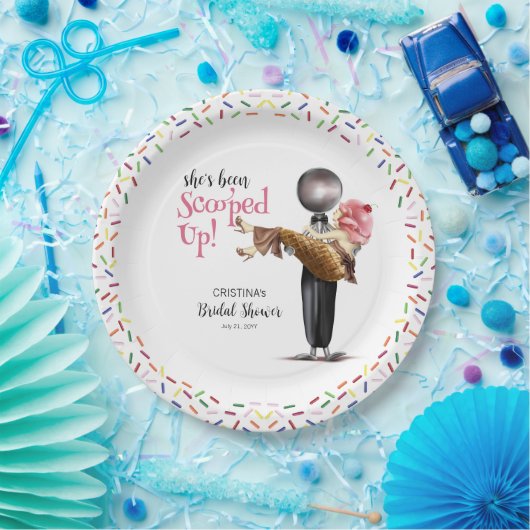 苺のアイスクリームを掬い上げられたブライダル ペーパープレート (パーティー)