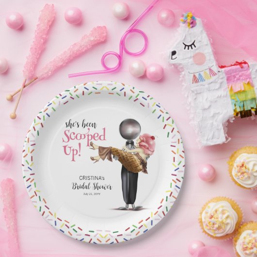 苺のアイスクリームを掬い上げられたブライダル ペーパープレート (パーティー)