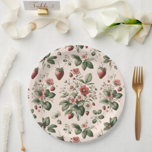 苺の模様の上にピンクのベリーの甘さ ペーパープレート (ウェディング)