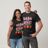 苺の甘い子だよ ダダの1歳の誕生日 Tシャツ (ユニセックス)