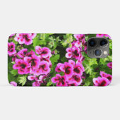 茂みの上で熱いピンクのゼラニウムの花が咲いていた。 Case-Mate iPhoneケース (裏面(横))