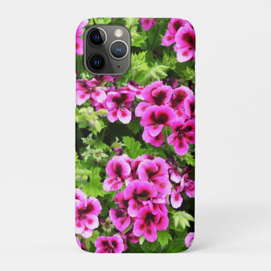茂みの上で熱いピンクのゼラニウムの花が咲いていた。 Case-Mate iPhoneケース (裏)