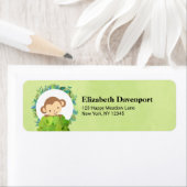 茂みの背後から見るかわいいサル ラベル (インサイチュ)