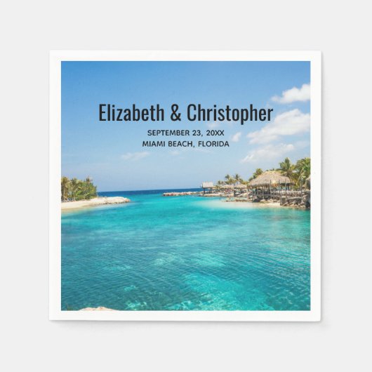 茅葺き小屋のある風光明媚な熱帯結婚ビーチ スタンダードカクテルナプキン (正面)