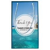 茅葺き小屋のある風光明媚な熱帯結婚ビーチ スモールペーパーバッグ (裏面)